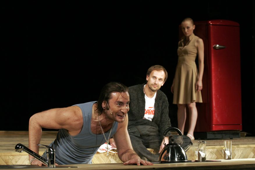 Idiota, fot Lukasz Gawroński / Teatr Muzyczny Capitol. Na zdjęciu: Cezary Studniak jako Rogożyn, Jakub Lasota jako Myszkin, Ewelina Adamska jako Tancerka